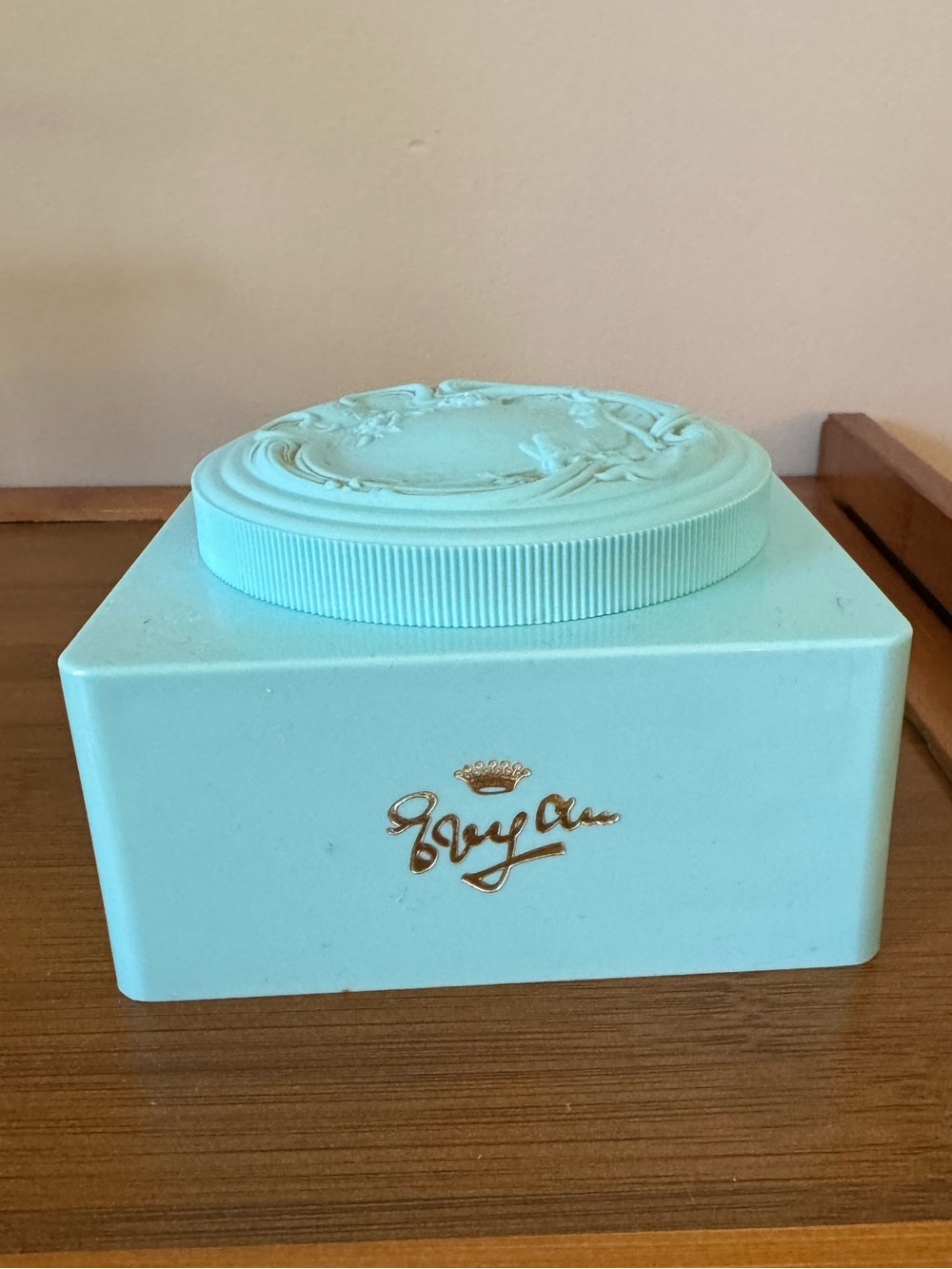 vintage mid-century Evyan cosmetics powder box manufactured in the United States